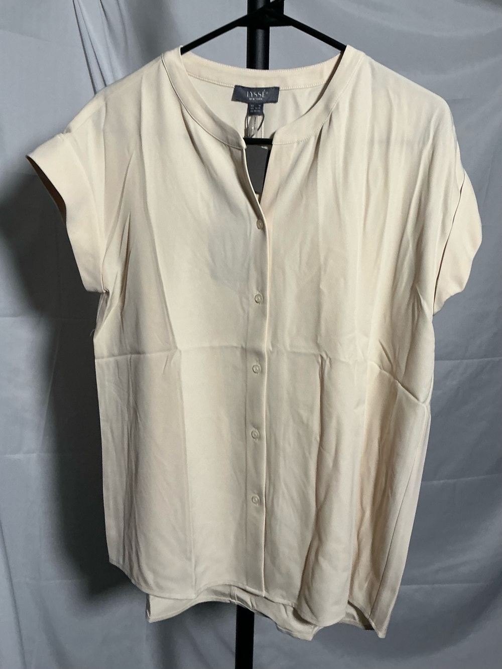 NWT LYSSÉ LT Almond Short Sleeve Button Down Top Size M
